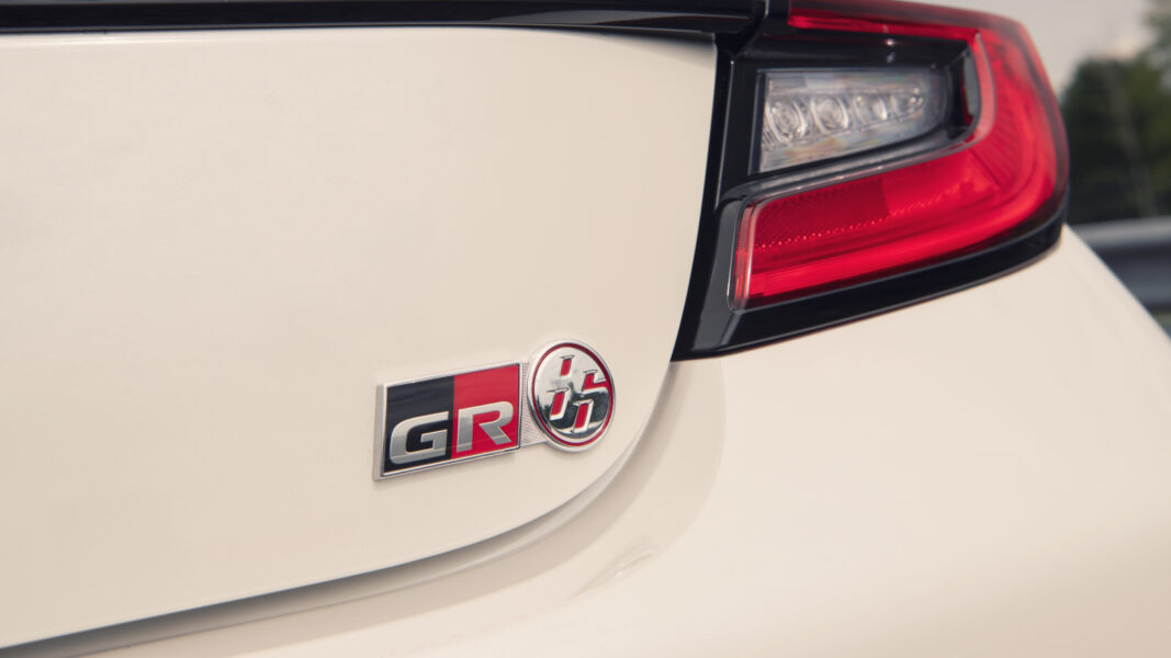 2022_GR86_Premium_HaloWhite_014