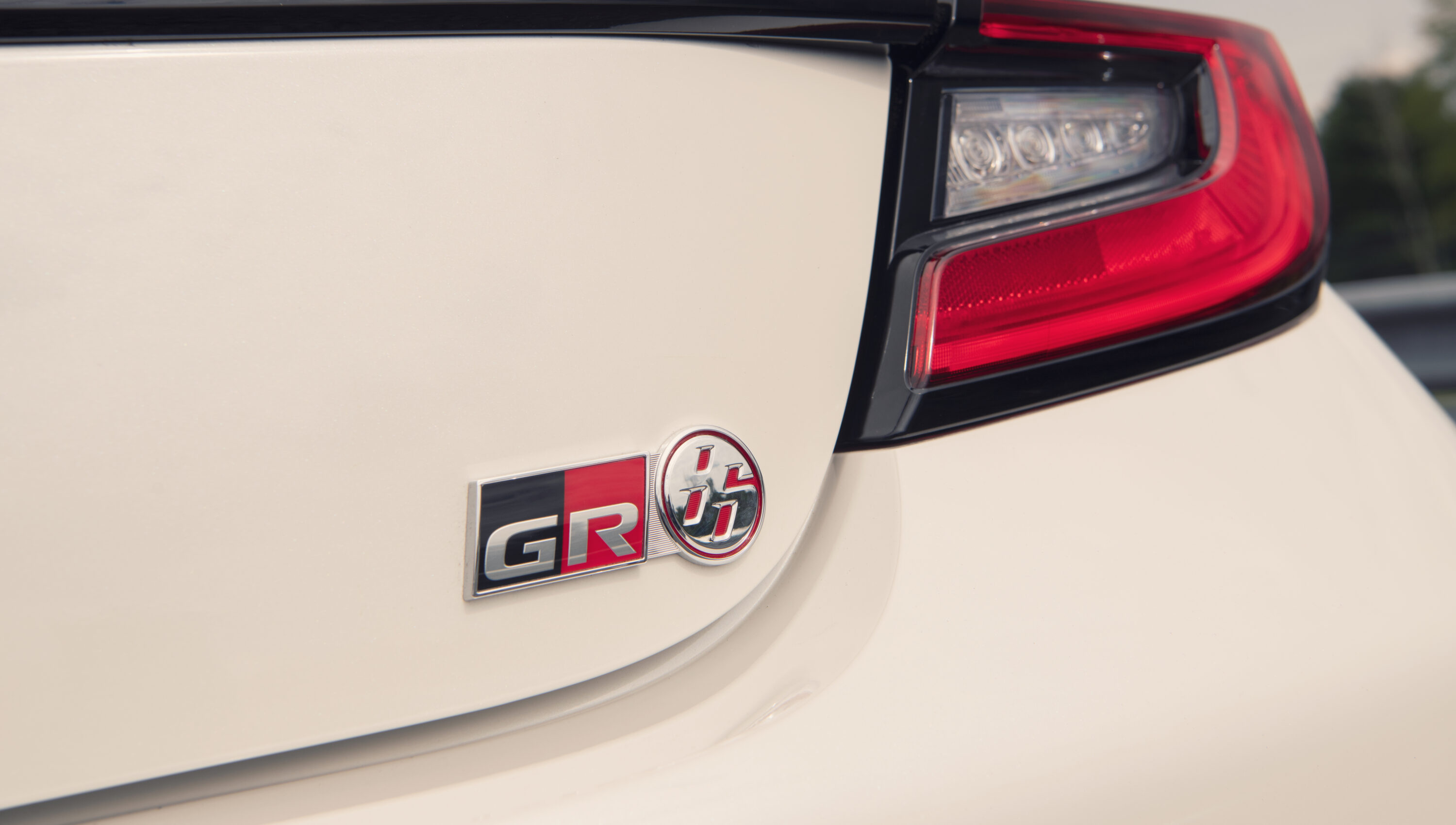 2022_GR86_Premium_HaloWhite_014