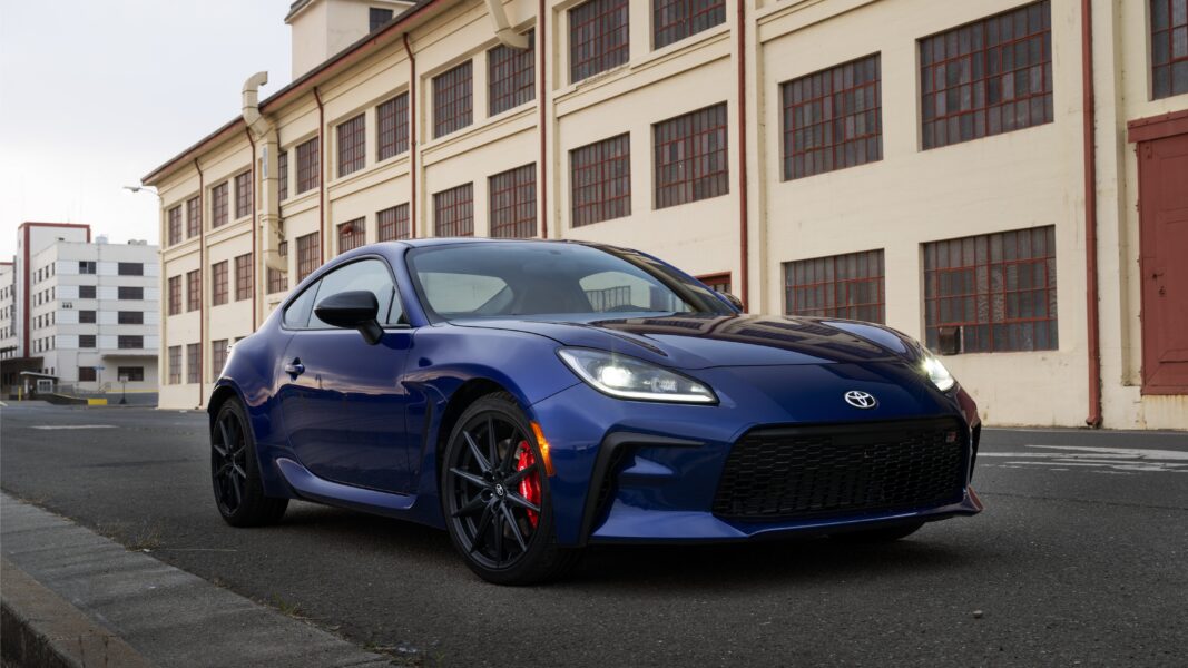 2027_Toyota_GR86_Premium_TruenoBlue_002