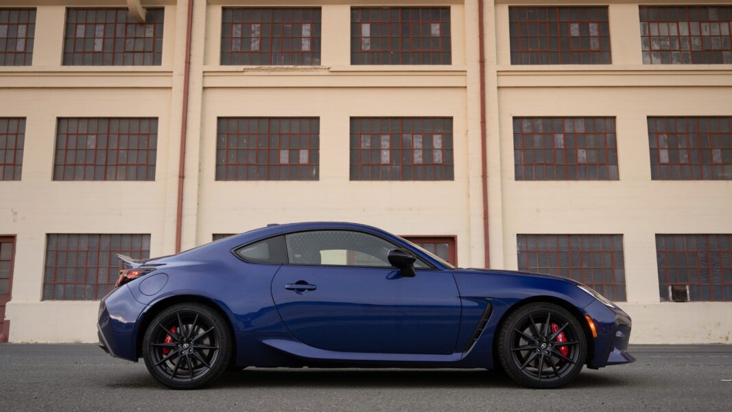 2027_Toyota_GR86_Premium_TruenoBlue_004