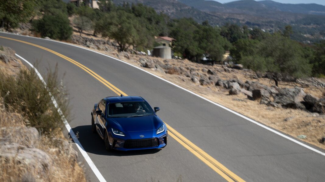 2027_Toyota_GR86_Premium_TruenoBlue_320